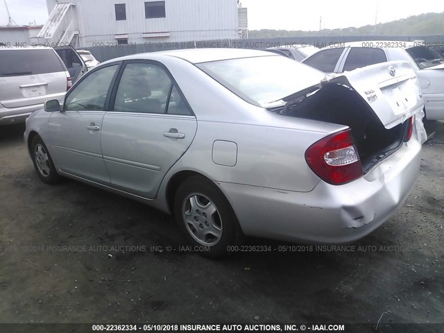 4T1BF32K52U528115 - 2002 TOYOTA CAMRY LE/XLE/SE ვერცხლისფერი ფოტო 3
