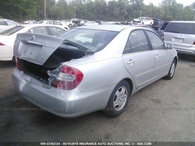 4T1BF32K52U528115 - 2002 TOYOTA CAMRY LE/XLE/SE ვერცხლისფერი ფოტო 4