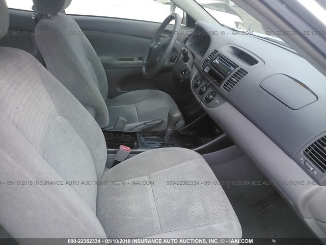 4T1BF32K52U528115 - 2002 TOYOTA CAMRY LE/XLE/SE ვერცხლისფერი ფოტო 5