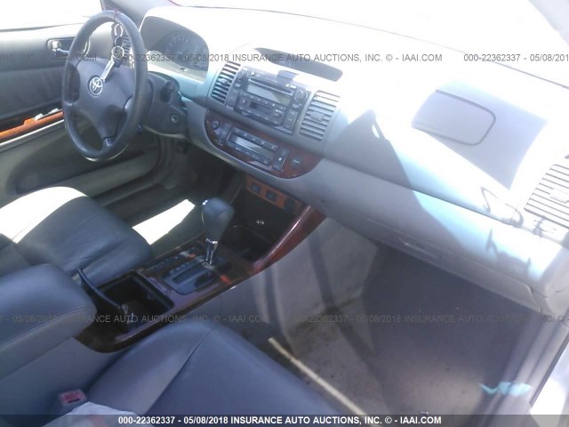 4T1BF30K62U506482 - 2002 TOYOTA CAMRY LE/XLE/SE SILVER photo 5