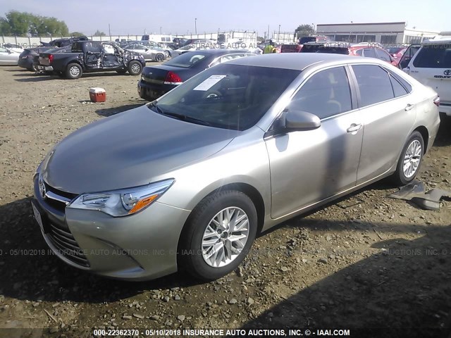 4T1BF1FK4HU757781 - 2017 TOYOTA CAMRY LE/XLE/SE/XSE GOLD photo 2