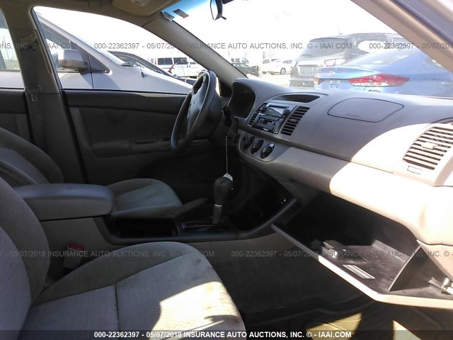 4T1BE32K22U080175 - 2002 TOYOTA CAMRY LE/XLE/SE თაფლისფერი ფოტო 5