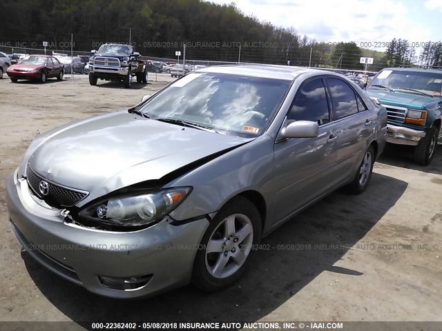 4T1BE32K15U561877 - 2005 TOYOTA CAMRY LE/XLE/SE GRAY photo 2