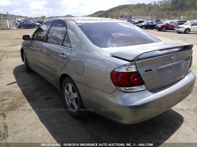 4T1BE32K15U561877 - 2005 TOYOTA CAMRY LE/XLE/SE GRAY photo 3