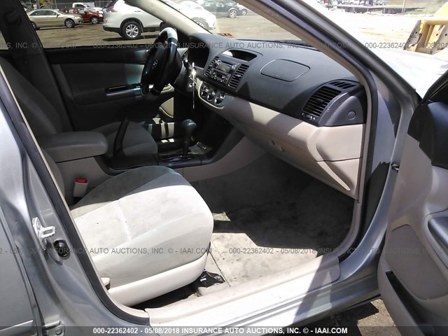 4T1BE32K15U561877 - 2005 TOYOTA CAMRY LE/XLE/SE GRAY photo 5