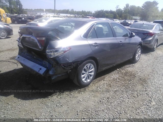 4T1BF1FK0HU439382 - 2017 TOYOTA CAMRY LE/XLE/SE/XSE GRAY photo 4