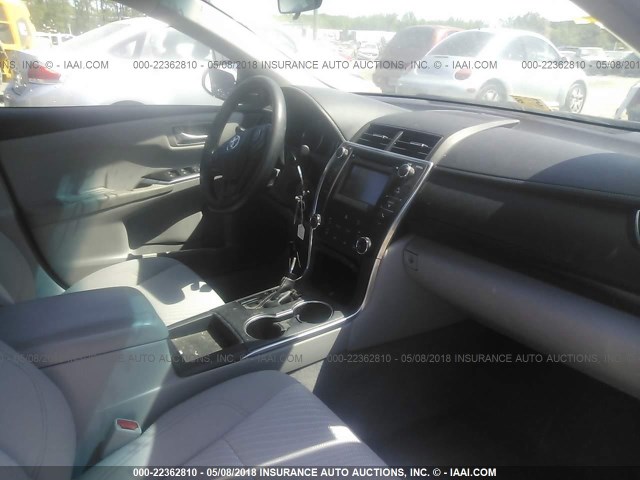 4T1BF1FK0HU439382 - 2017 TOYOTA CAMRY LE/XLE/SE/XSE GRAY photo 5