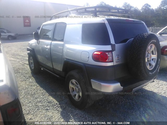 JTEBU11F770045397 - 2007 TOYOTA FJ CRUISER SILVER photo 3