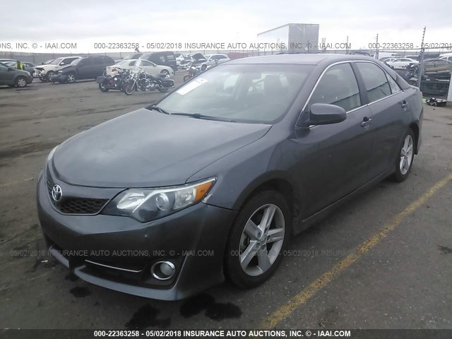 4T1BF1FK0EU365571 - 2014 TOYOTA CAMRY L/SE/LE/XLE GRAY photo 2