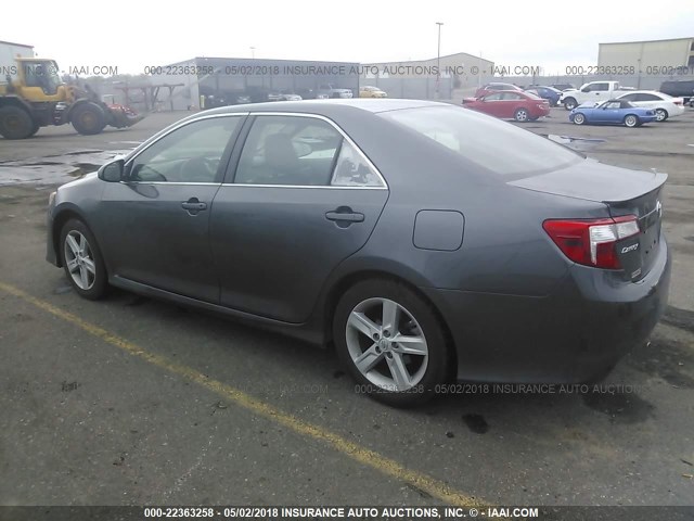 4T1BF1FK0EU365571 - 2014 TOYOTA CAMRY L/SE/LE/XLE GRAY photo 3