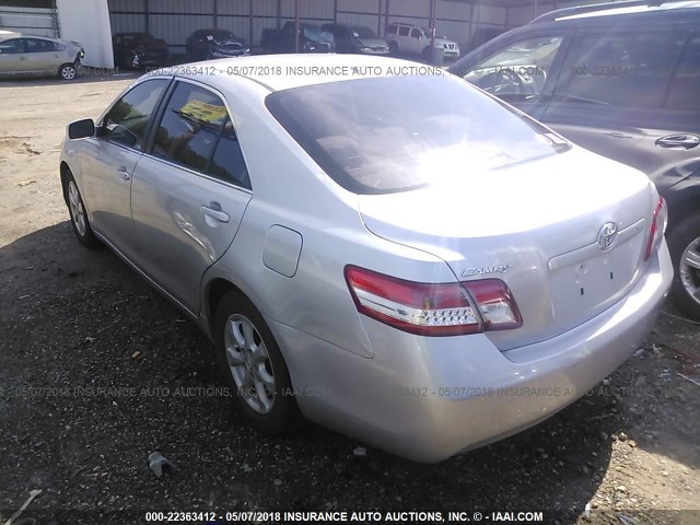 4T1BF3EK2BU213302 - 2011 TOYOTA CAMRY SE/LE/XLE SILVER photo 3
