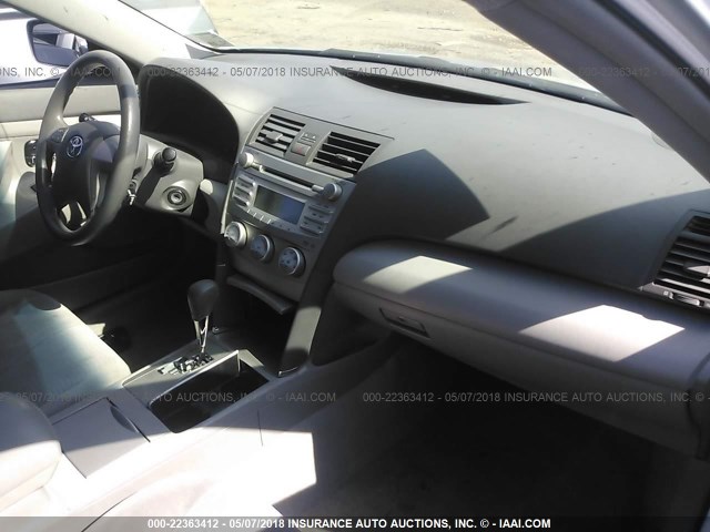 4T1BF3EK2BU213302 - 2011 TOYOTA CAMRY SE/LE/XLE SILVER photo 5