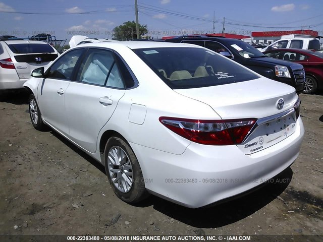 4T1BF1FK9GU230527 - 2016 TOYOTA CAMRY LE/XLE/SE/XSE WHITE photo 3