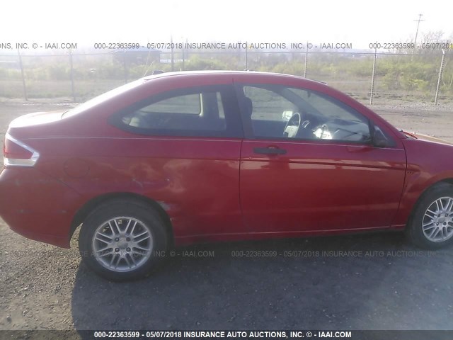 1FAHP33N58W163653 - 2008 FORD FOCUS SE/SEL/SES RED photo 6