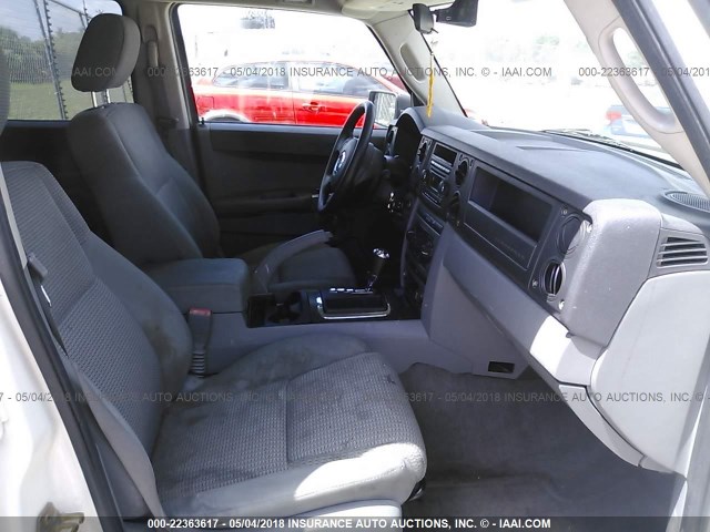 1J8HH48KX6C204958 - 2006 JEEP COMMANDER WHITE photo 5