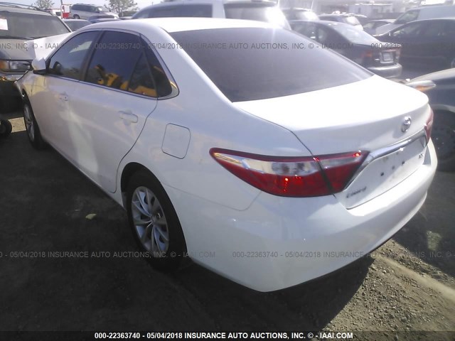 4T4BF1FK0GR552446 - 2016 TOYOTA CAMRY LE/XLE/SE/XSE WHITE photo 3
