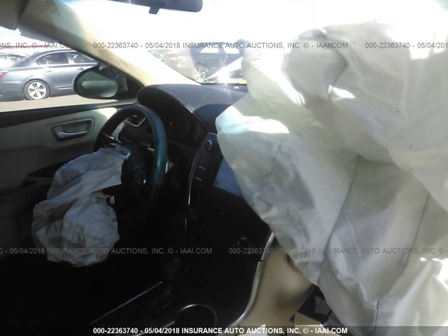 4T4BF1FK0GR552446 - 2016 TOYOTA CAMRY LE/XLE/SE/XSE WHITE photo 5