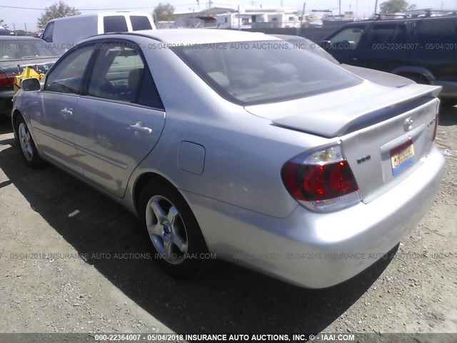 4T1BE30K05U591150 - 2005 TOYOTA CAMRY LE/XLE/SE ვერცხლისფერი ფოტო 3