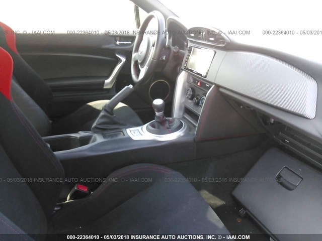 JF1ZNAA17G8708818 - 2016 TOYOTA SCION FR-S თეთრი ფოტო 5