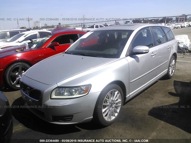 YV1672MW2B2602318 - 2011 VOLVO V50 T5 SILVER photo 2