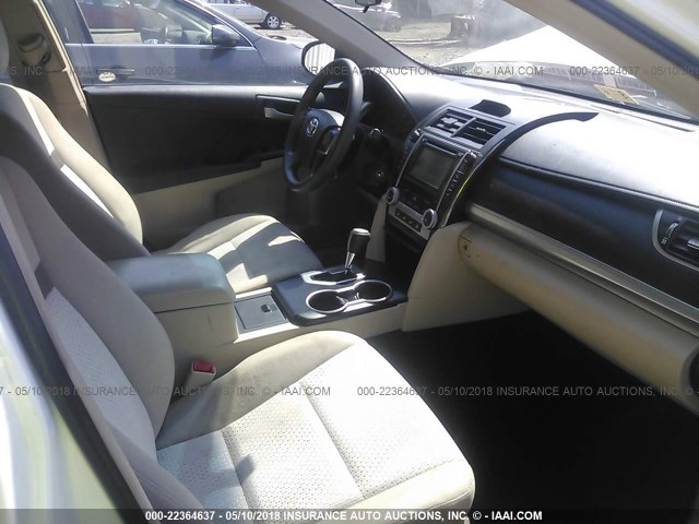 4T4BF1FK0CR227726 - 2012 TOYOTA CAMRY SE/LE/XLE WHITE photo 5