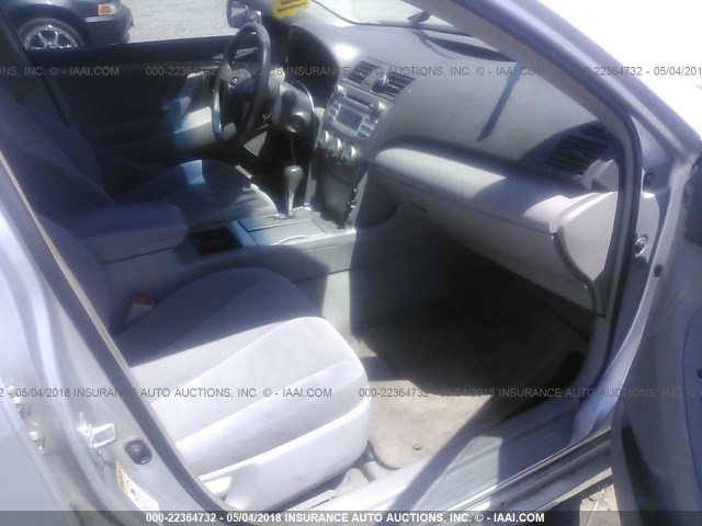 4T1BK46K78U065060 - 2008 TOYOTA CAMRY LE/XLE/SE ვერცხლისფერი ფოტო 5