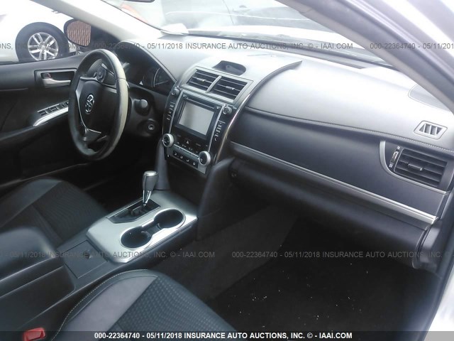 4T1BF1FK5EU451507 - 2014 TOYOTA CAMRY L/SE/LE/XLE 银色 照片 5