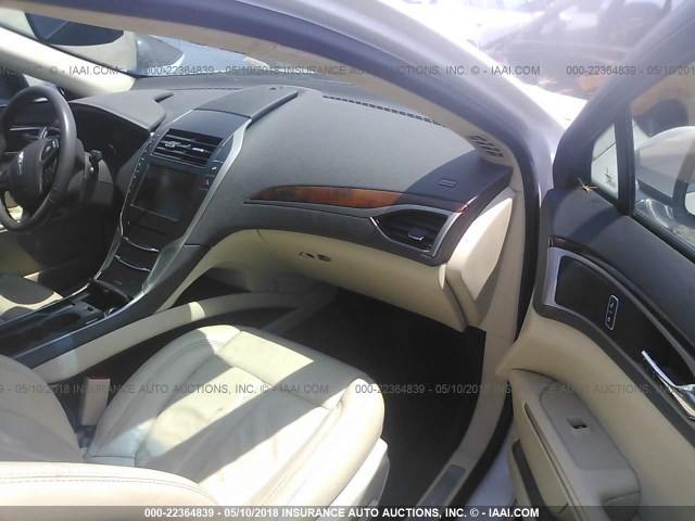 3LN6L2LU7DR804342 - 2013 LINCOLN MKZ HYBRID WHITE photo 5