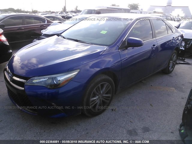 4T1BF1FK7FU880391 - 2015 TOYOTA CAMRY LE/XLE/SE/XSE BLUE photo 2