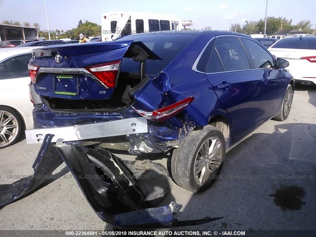 4T1BF1FK7FU880391 - 2015 TOYOTA CAMRY LE/XLE/SE/XSE BLUE photo 4