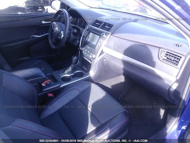 4T1BF1FK7FU880391 - 2015 TOYOTA CAMRY LE/XLE/SE/XSE BLUE photo 5