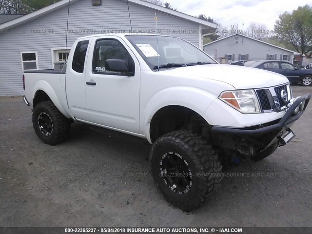 1N6AD06W05C460346 - 2005 NISSAN FRONTIER KING CAB LE/SE/OFF ROAD WHITE photo 1
