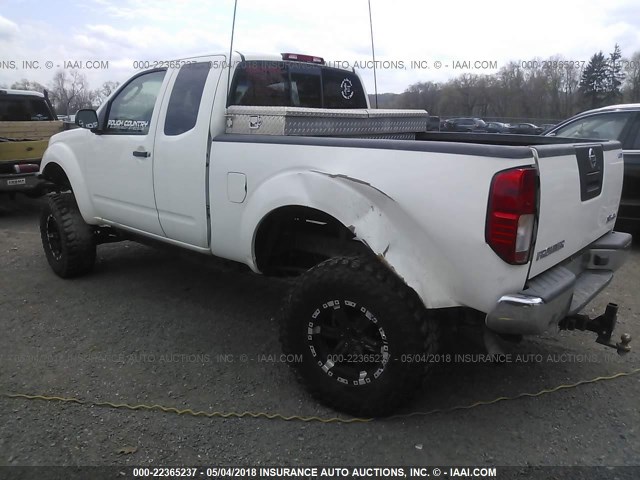 1N6AD06W05C460346 - 2005 NISSAN FRONTIER KING CAB LE/SE/OFF ROAD WHITE photo 3