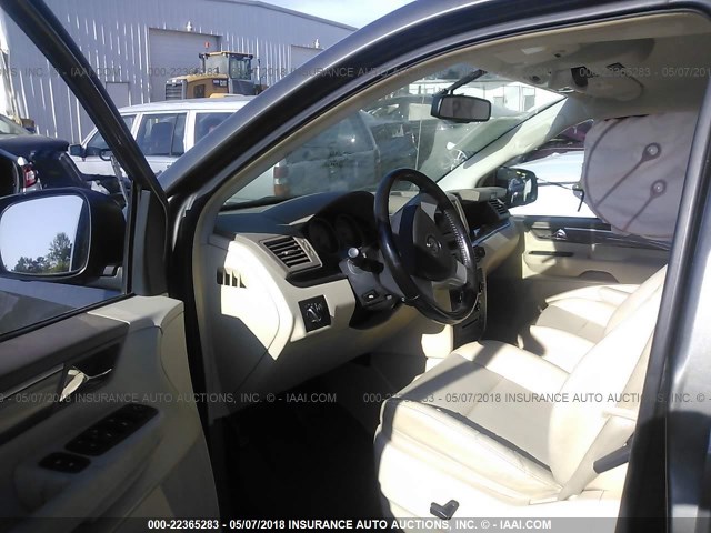 2V4RW3D16AR388472 - 2010 VOLKSWAGEN ROUTAN SE GRAY photo 5