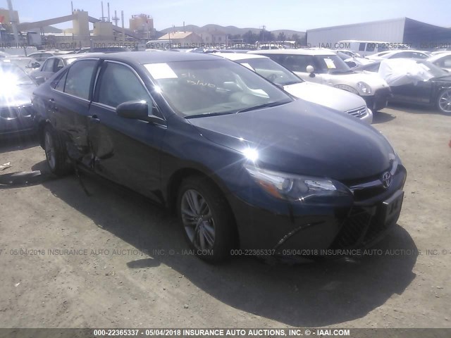 4T1BF1FK2HU287525 - 2017 TOYOTA CAMRY LE/XLE/SE/XSE BLUE photo 1