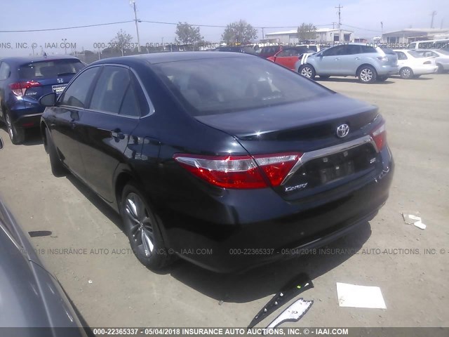 4T1BF1FK2HU287525 - 2017 TOYOTA CAMRY LE/XLE/SE/XSE BLUE photo 3