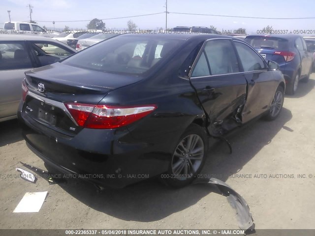 4T1BF1FK2HU287525 - 2017 TOYOTA CAMRY LE/XLE/SE/XSE BLUE photo 4