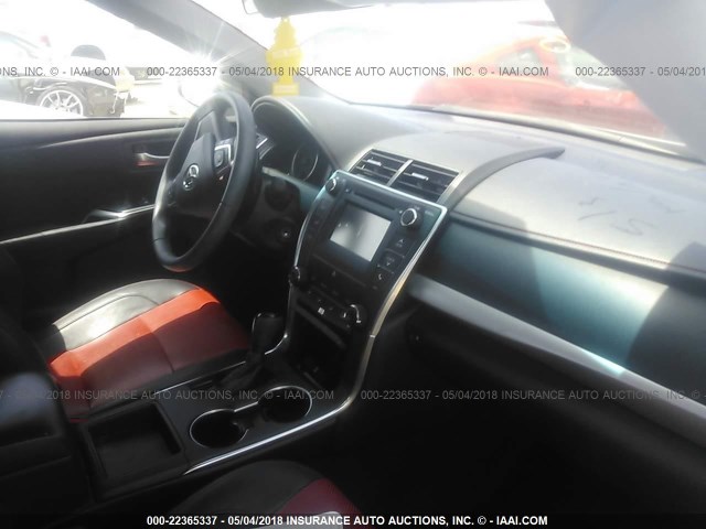 4T1BF1FK2HU287525 - 2017 TOYOTA CAMRY LE/XLE/SE/XSE BLUE photo 5