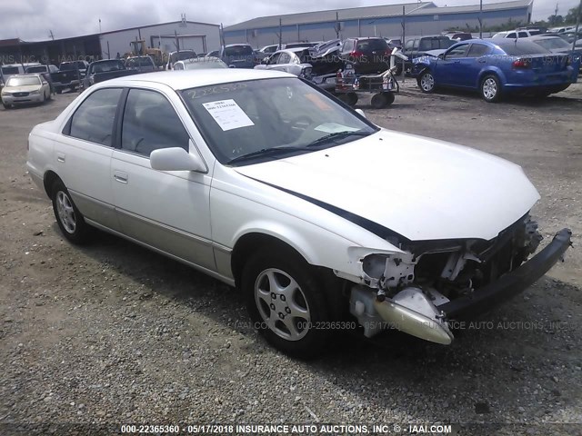JT2BG22K0X0363352 - 1999 TOYOTA CAMRY LE/XLE Weiß Foto 1