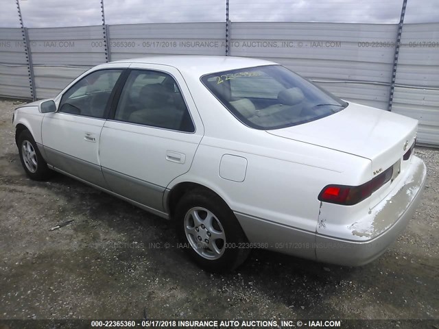 JT2BG22K0X0363352 - 1999 TOYOTA CAMRY LE/XLE Weiß Foto 3