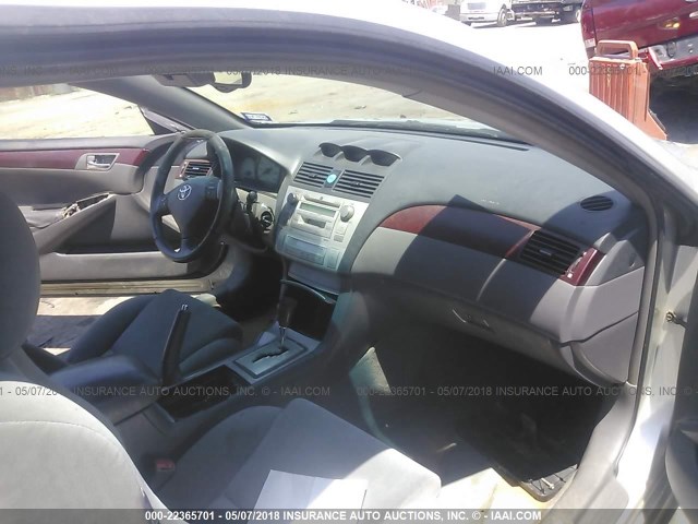 4T1CE38P74U895756 - 2004 TOYOTA CAMRY SOLARA SE/SLE ვერცხლისფერი ფოტო 5