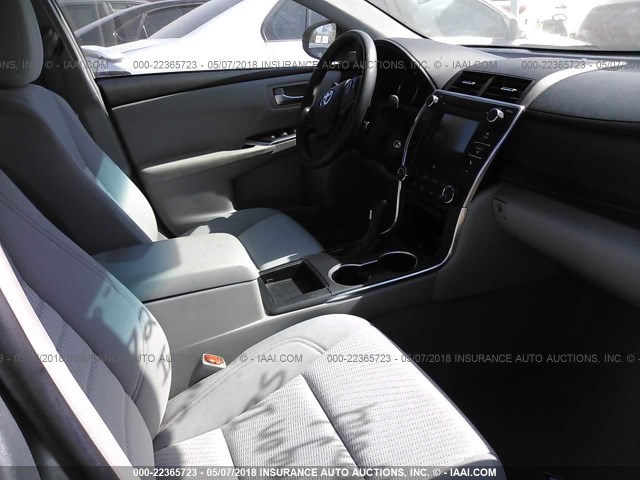 4T4BF1FK5GR570229 - 2016 TOYOTA CAMRY LE/XLE/SE/XSE SILVER photo 5