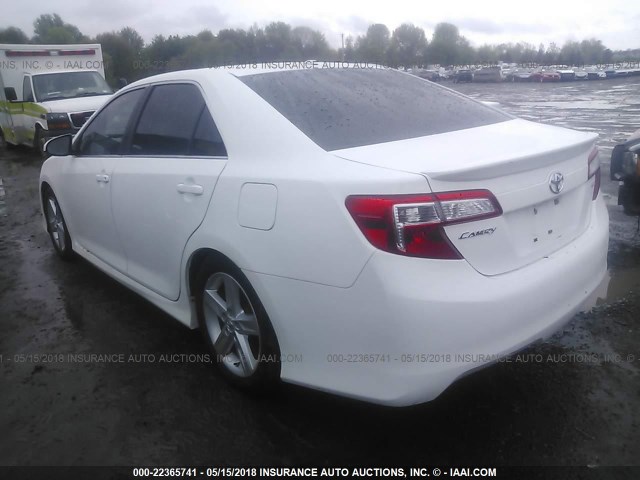 4T1BF1FK5DU295001 - 2013 TOYOTA CAMRY L/SE/LE/XLE WHITE photo 3