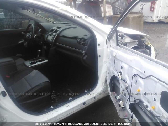 4T1BF1FK5DU295001 - 2013 TOYOTA CAMRY L/SE/LE/XLE WHITE photo 5