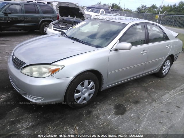 4T1BE32KX4U286332 - 2004 TOYOTA CAMRY LE/XLE/SE ვერცხლისფერი ფოტო 2