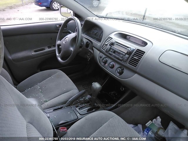 4T1BE32KX4U286332 - 2004 TOYOTA CAMRY LE/XLE/SE ვერცხლისფერი ფოტო 5