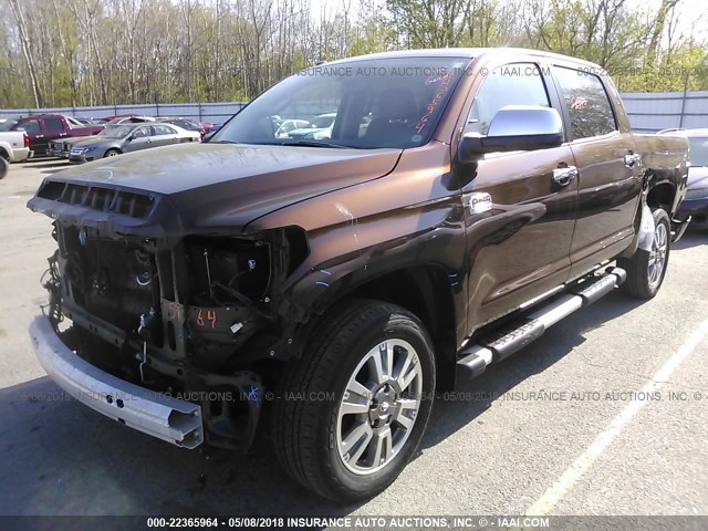 5TFAW5F18GX576775 - 2016 TOYOTA TUNDRA CREWMAX 1794/PLATINUM 棕色 照片 2
