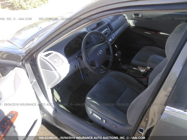 4T1BE32K94U861164 - 2004 TOYOTA CAMRY LE/XLE/SE ნაცრისფერი ფოტო 5