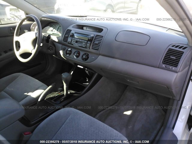 4T1BF32KX3U043518 - 2003 TOYOTA CAMRY LE/XLE/SE თეთრი ფოტო 5