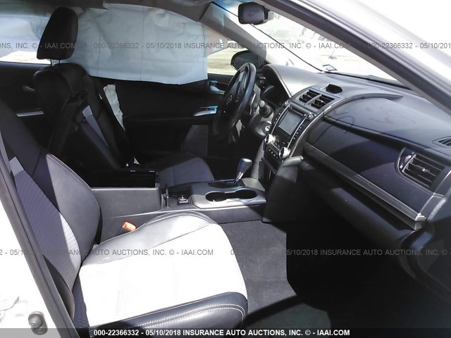 4T1BF1FK9CU594814 - 2012 TOYOTA CAMRY SE/LE/XLE WHITE photo 5